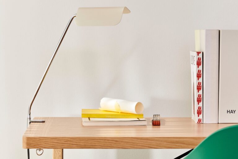 https://vud-design.com/wp-content/uploads/Apex-Desk-Clip-Lamp-oyster-white-1-768x512.jpeg