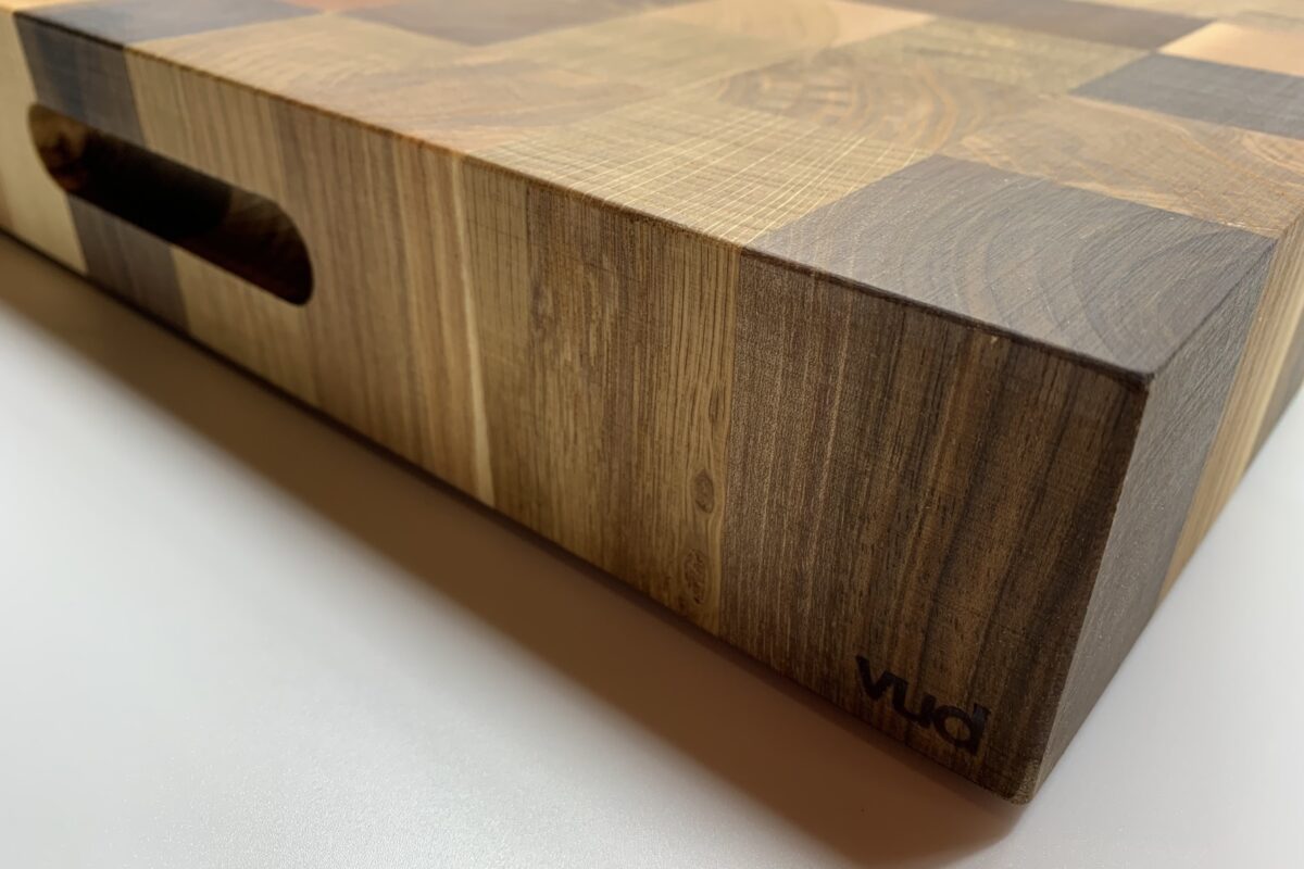 Vud checkered cutting board handle detail