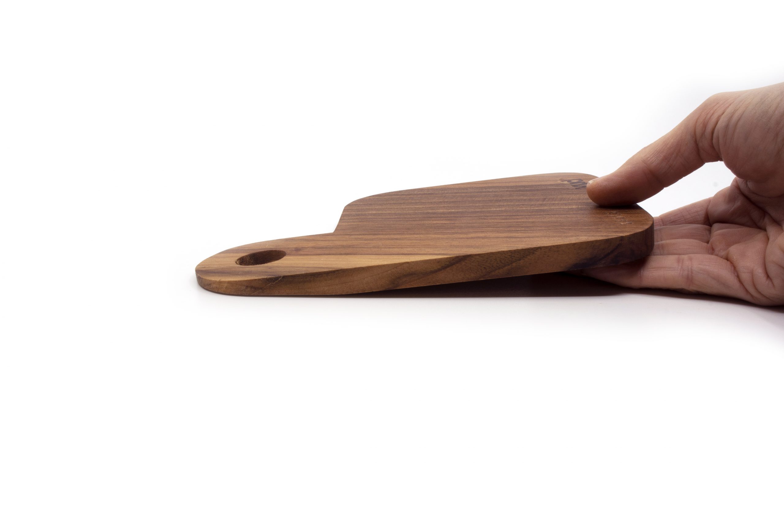 SONY DSC Tagliere Vud Serie B 13x13 noce dettaglio mano