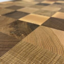Vud checkered cuttingboard surface